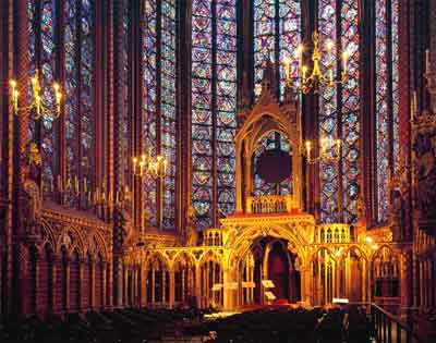 نمای درونی سنت، شاپل (Sainte - Chapelle) پاریس (۱۲۴۸ - ۱۲۴۳)، در قرون وسطا، آموزههای مذهبی با ثبت صحنههای انجیلی بر شیشههای نقشدار دوام و بقا مییافت.