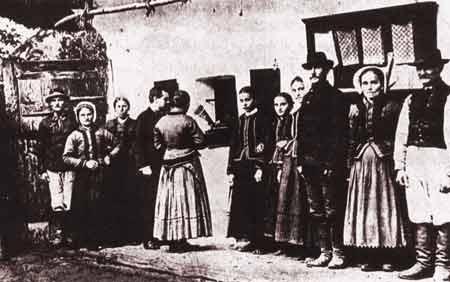 بارتوک که از جنبش فراگیر ناسیونالیستی مجارستان تأثیرپذیرفته بود، بیشتر اوقات فراغتش را در روستاهای کوچک به ضبط ترانههای محلی بر فونوگراف سیلندری پرداخت.