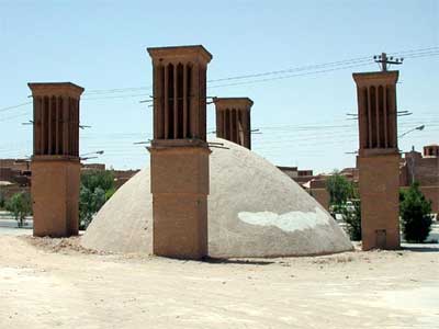 نمائى از بادگيرهاى آب انبار شش بادگيره يزد
