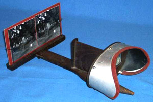 سه‌بعدی نمای هولمز - بیتس که در سال ۱۸۶۱ اولیور وندل هولمز (Oliver Wendel Holmes) آن را اختراع کرد و جوزف بیتس (Joseph Bates) آن را به تولید رساند. این دستگاه ادراک روشنی از عمق می‌آفریند.
