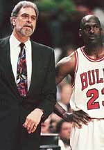 Micheal Jordan ستاره تيم شيکاگو بولز و Phil Jackson مربى