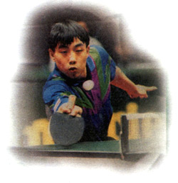 دريافت سرويس کوتاه با ضربهٔ توميزى فورهند توسط ليوگوليانگ نفر اول رده‌بندى جهان در سال ۱۹۹۹ و قهرمان انفرادى در مسابقات جهانى ۱۹۹۹ هلند.
