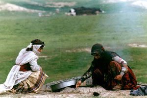 زنان عشايرشاهسون درحال پختننان