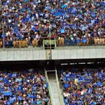 حضور کمتر از ۱۰ هزار تماشاگر در ورزشگاه و حمایت از قلعه‌نویی