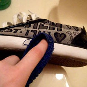 تمیز کردن کفشهای کثیف با خمیر دندان