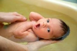 استحمام زیاد پوست نوزاد را خشک می کند