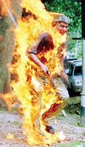 ۳۰ ژانویه ۲۰۰۴ ـ خودسوزی آواره ایرانی در کوالالامپور در برابر دفتر سازمان ملل ویژه آوارگان