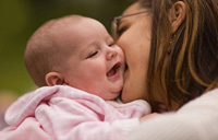 ۴ واکنشی که نشان دهنده عشق نوزاد به شماست