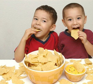 ۵ نشانه که فرزندتان زیاد غذا می خورد
