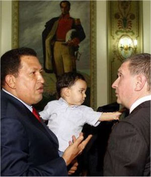 ۱۸  سپتامبر ۲۰۰۸ ـ استقبال چاوز با نوه اش از معاون نخست وزیر روسیه