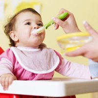 تغذیه کودک از تولد تا شش ماهگی چگونه باید باشد؟