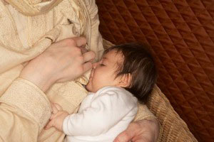 راهنمای شیر دادن نوزاد در روزهای اول تولد