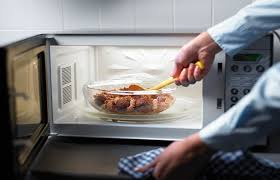 آیا گرم کردن غذا در ظروف پلاستیکی سرطان زا است؟