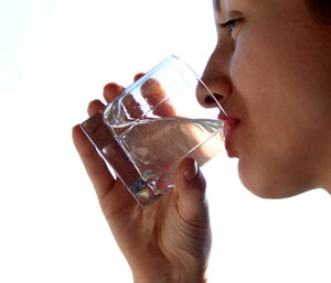 زنان د ر ۲ زمان باید بیشتر آب بنوشند