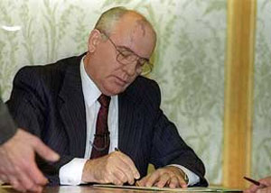 ۲۵ دسامبر سال ۱۹۹۱ میلادی ـ گورباچف، رهبر شوروی استعفا داد