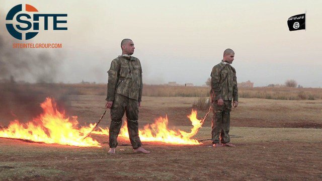 داعش در هنگام سوزاندن دو سرباز ترک: ترکیه را آتش بزنید همه را با چاقو تکه تکه کنید!