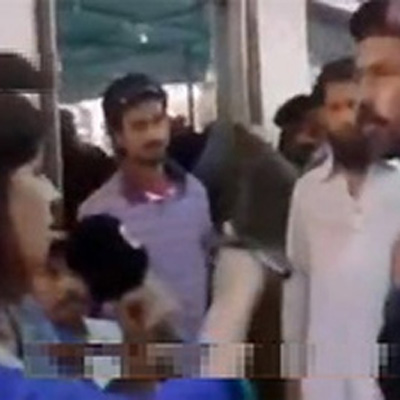 سیلی زدن پلیس به خبرنگار زن هنگام پخش زنده!