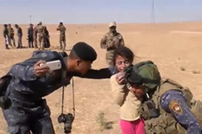 لحظه نجات دختر عراقی از چنگ داعشی‌ها / واکنش احساسی دختر