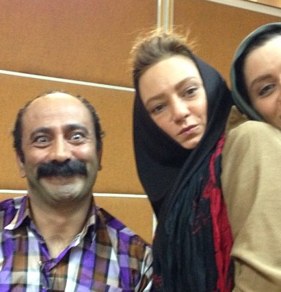 عکس: سلفی زنان کمدین با عارف لرستانی!/ ژست خنده دار بازیگران زن در کنار "مردی که می خندد"