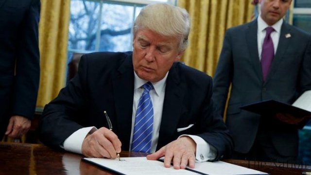سرانجام ترامپ برجام را امضا کرد/ تمدید تعلیق تحریم های هسته‌ای از سوی آمریکا
