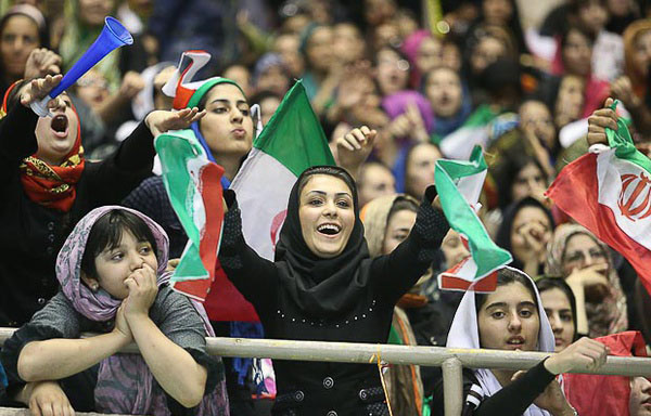 زنان و دختران؛ تماشاگر فوتبال ایران و سوریه در استادیوم آزادی/ احتمال پایان رویای زنان فوتبالدوست در شهریور 96