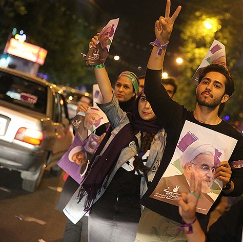 گزارش تصویری: دیشب در تهران چه خبر بود؟/ هواداران روحانی و رئیسی در خیابانها؛ آخرین مهلت تبلیغات +عکس