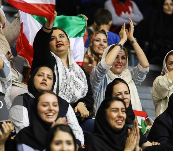 گزارش تصویری: زنانی که دیشب در ورزشگاه آزادی بودند/ زنان تماشاگر والیبال ایران بلژیک +عکس