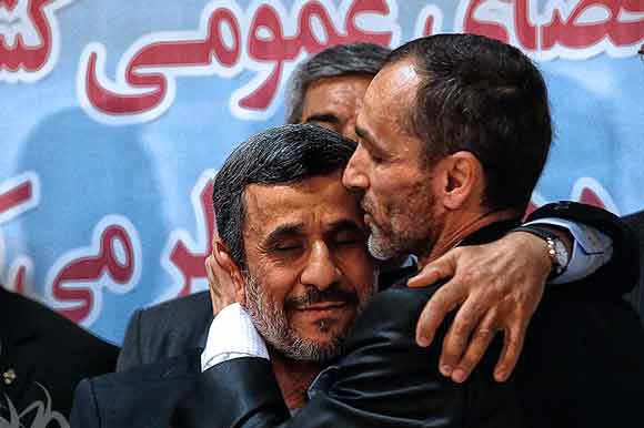چطور اطرافیان احمدی نژاد وعده سرنگونی نظام را می دهند؟ | ماجرای استقبال پرحاشیه از بقایی