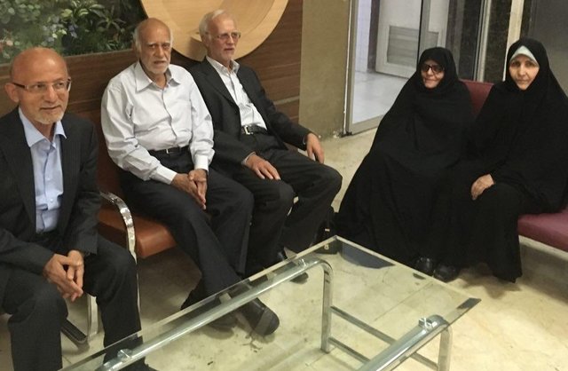 ملاقات سه نماینده تهران با کروبی در بیمارستان