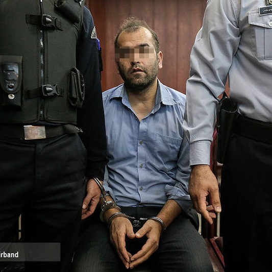 عکس: محاکمه قاتل آتنا | مواجهه خانواده آتنا و اسماعیل رنگرز در دادگاه +عکس