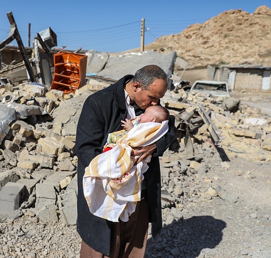 حواشی زلزله کرمانشاه | دختری که در بیمارستان صحرایی سرپل ذهاب متولد شد | بی پناهی در دمای صفر درجه
