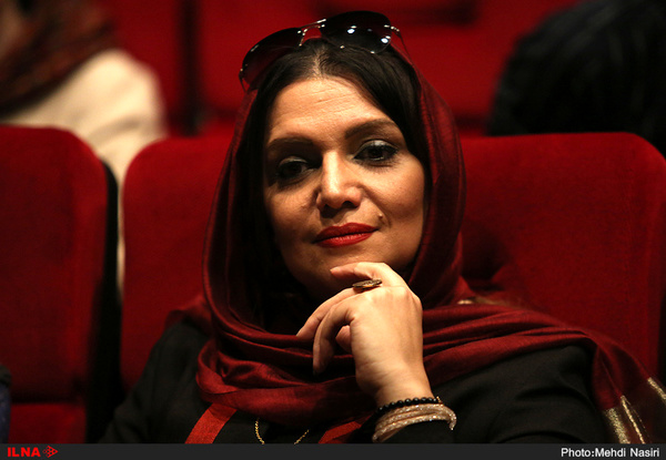 فیلم: بازیگر زن معروف در میان زلزله زدگان کرمانشاه