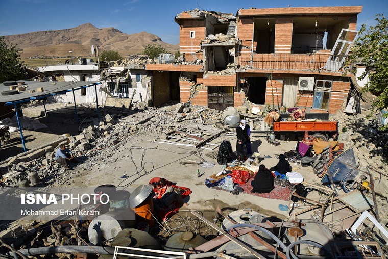 خطراتی که زلزله زدگان کرمانشاه را تهدید می کند | از یخ زدگی و آتش سوزی تا حمله گرگ ها به زلزله زدگان