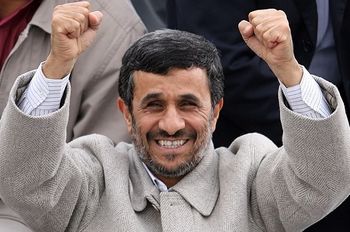 احمدی نژاد به پرونده های وزارت اطلاعات دسترسی دارد؟ | درخواست محاکمه علنی احمد نژاد