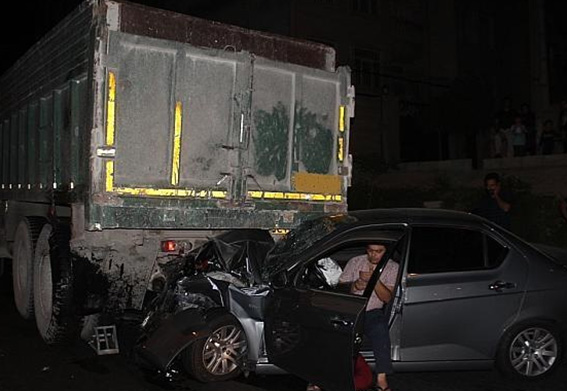 تصاویر: تصادف دنا با کامیون در بزرگراه شهید باکری
