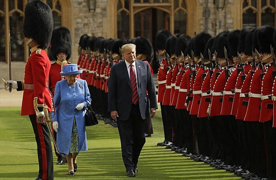  تصاویر / ترامپ، کفر ملکه را درآورد