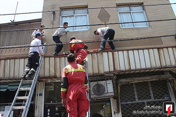 سقوط زن ۳۸ ساله از طبقه چهارم یک ساختمان در تهران + تصاویر