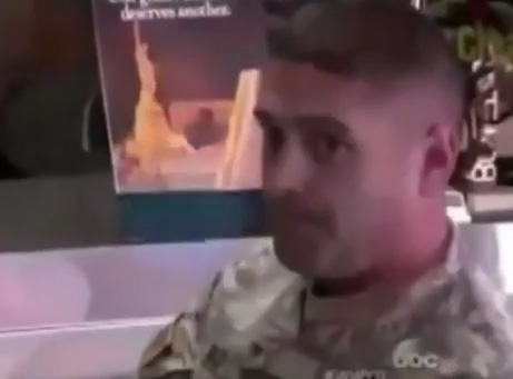  فیلم / صحنه دیدنی دفاع یک سرباز آمریکایی از یک مسلمان