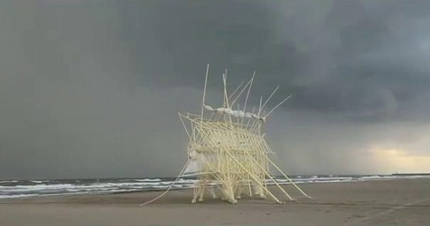 مجسمه‌های ساحلی که با وزش باد حرکت می‌کنند