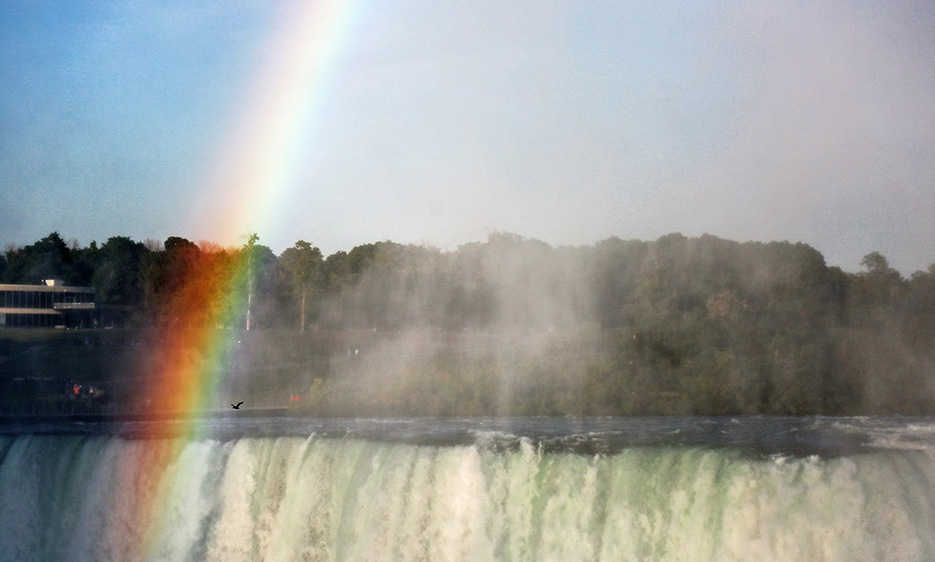 انعکاس رنگین کمان در معروف‌ترین آبشار دنیا
