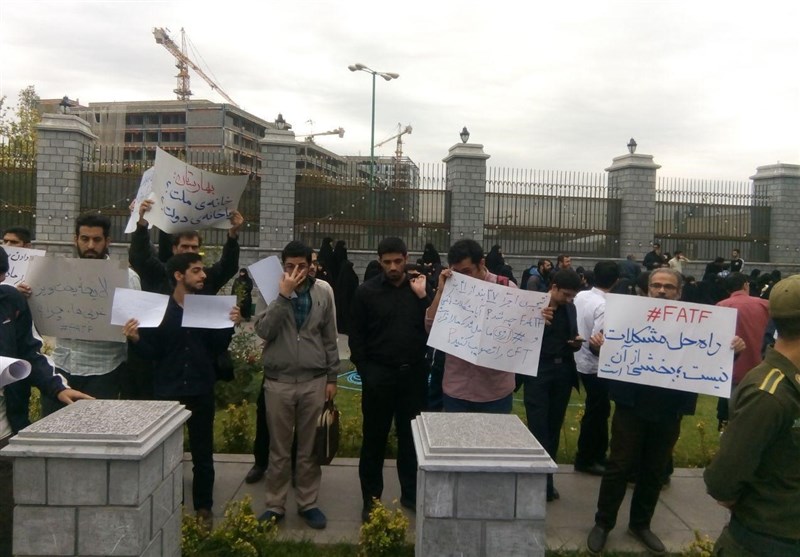 تجمع دانشجویان مقابل مجلس در اعتراض به تصویب (FATF) 