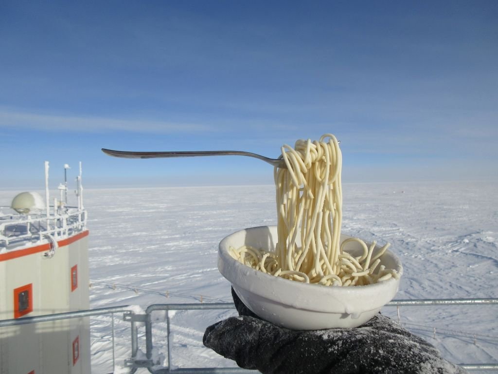  تصاویر | یخ زدن غذای داغ در سرمای قطب جنوب!