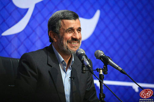 احمدی‌نژاد، کُت حمید بقایی را بر تن کرد!