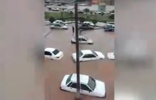 فیلم | غرق شدن خودروی اهوازی‌ها در باران