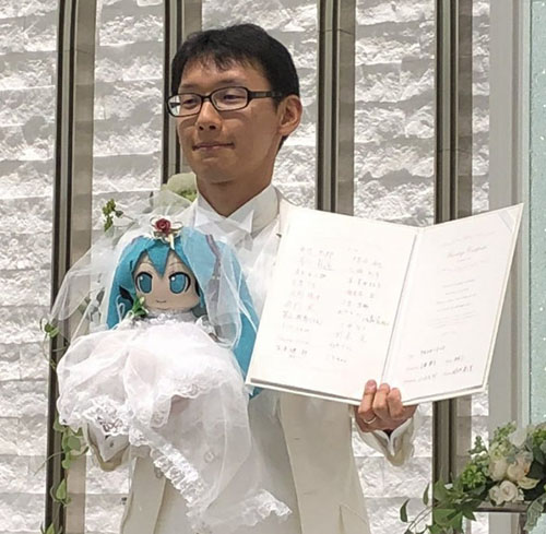 ازدواج جوان ژاپنی با عروسک: او مانند زنان دروغ نمی‌گوید و پیر نمی‌شود!