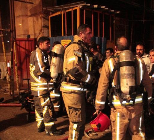 تصاویر | نجات ۱۰۰ کارگر ساختمانی از آتش‌سوزی خیابان فرشته