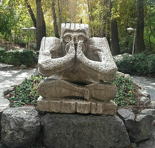 مجسمه سنگی در پارک جمشیدیه