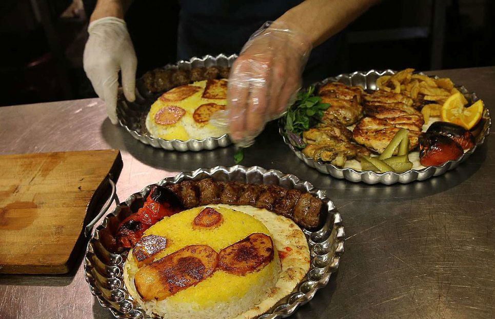 کشف تعزیرات: گوشت‌ و غذای فاسد در رستورانی لوکس در تهران! | تصاویر