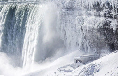 یخ‌زدگی بخش‌هایی از آبشار "نیاگارا" در کانادا