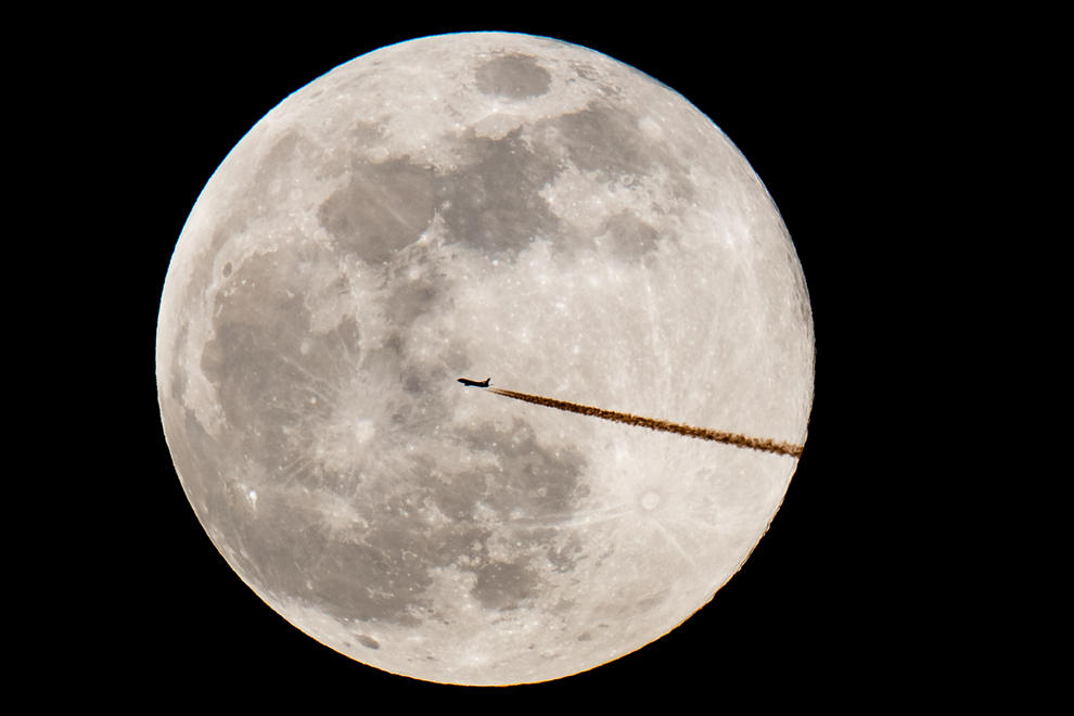 هواپیمای مسافربری مقابل پدیده ماه کامل